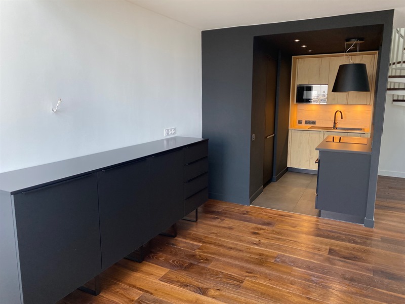 Cuisine ouverte de style moderne bois et noir à Nice | Raison Home - 1