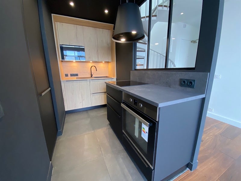 Cuisine ouverte de style moderne bois et noir à Nice | Raison Home - 4