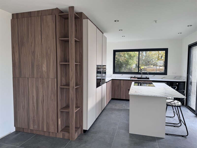 Cuisine ouverte de style contemporain bois et beige à Vannes 1