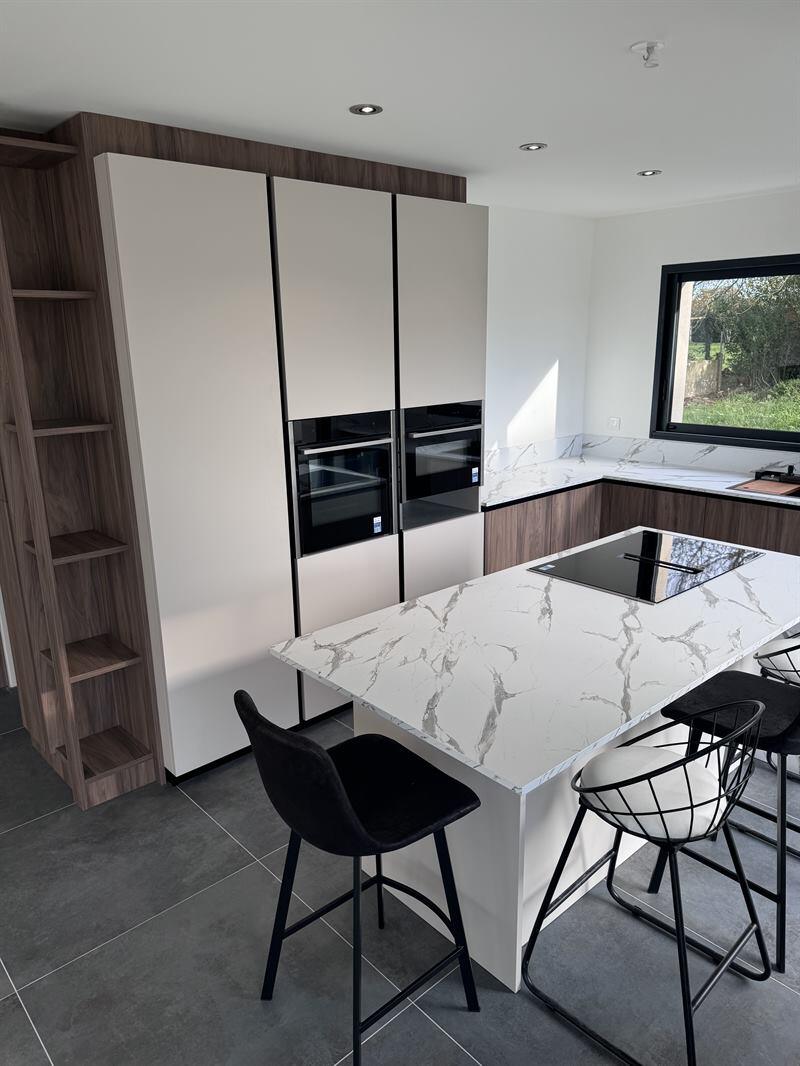 Cuisine ouverte de style contemporain bois et beige à Vannes 2