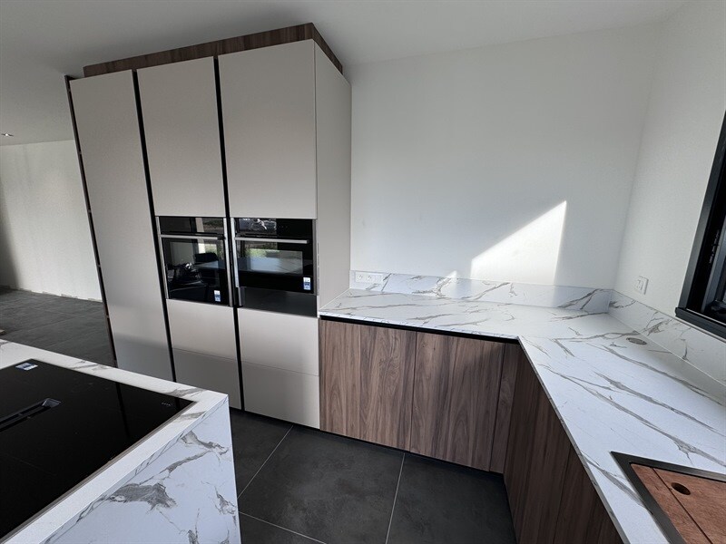 Cuisine ouverte de style contemporain bois et beige à Vannes 3