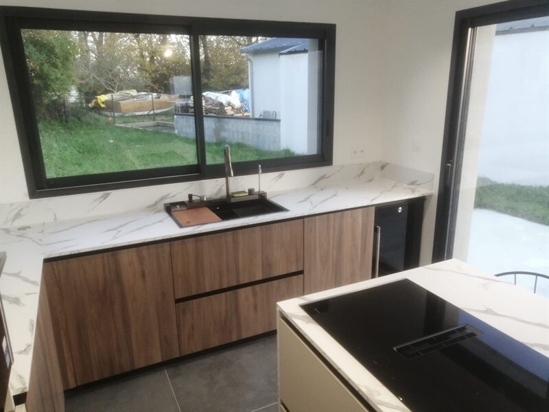 Cuisine ouverte de style contemporain bois et beige à Vannes 4