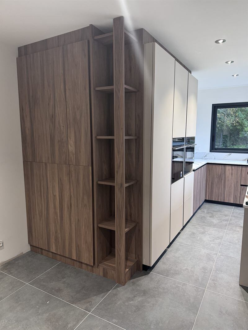 Cuisine ouverte de style contemporain bois et beige à Vannes 5