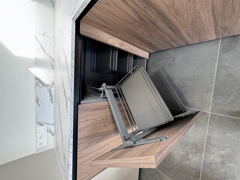 Cuisine ouverte de style contemporain bois et beige à Vannes 6