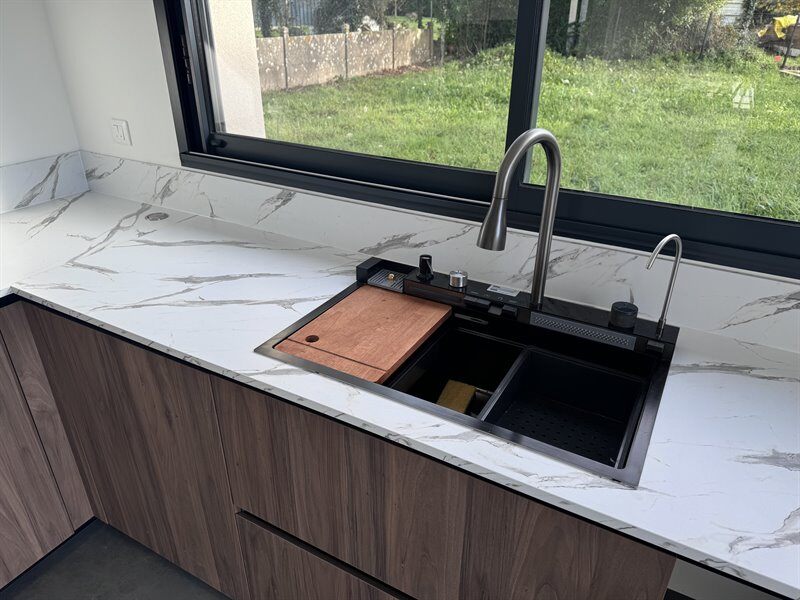 Cuisine ouverte de style contemporain bois et beige à Vannes 8