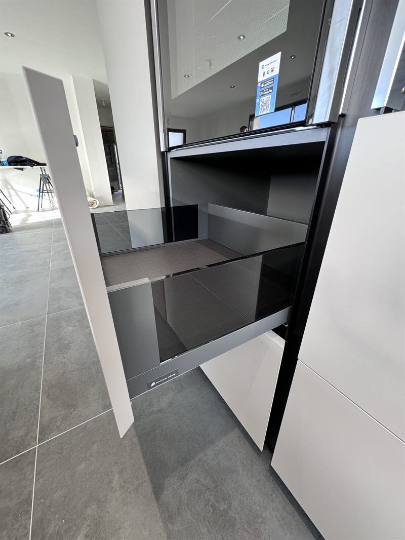 Cuisine ouverte de style contemporain bois et beige à Vannes 10