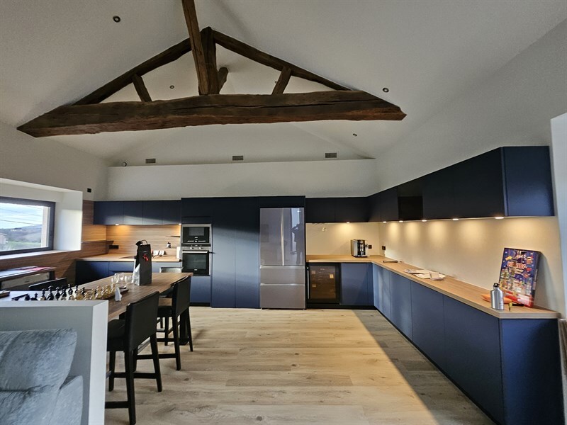Cuisine spacieuse en L de couleur bleue | Raison Home - 1