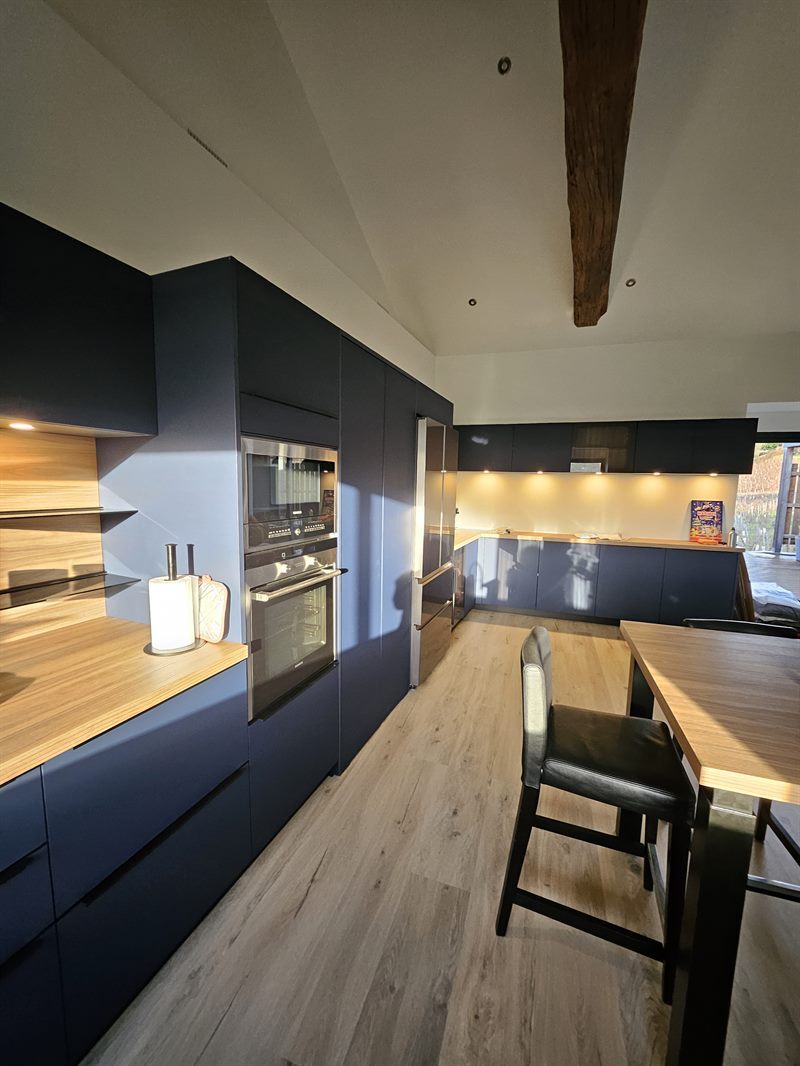 Cuisine spacieuse en L de couleur bleue | Raison Home - 2