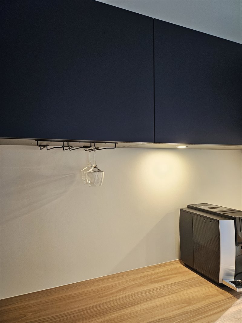 Cuisine spacieuse en L de couleur bleue | Raison Home - 3
