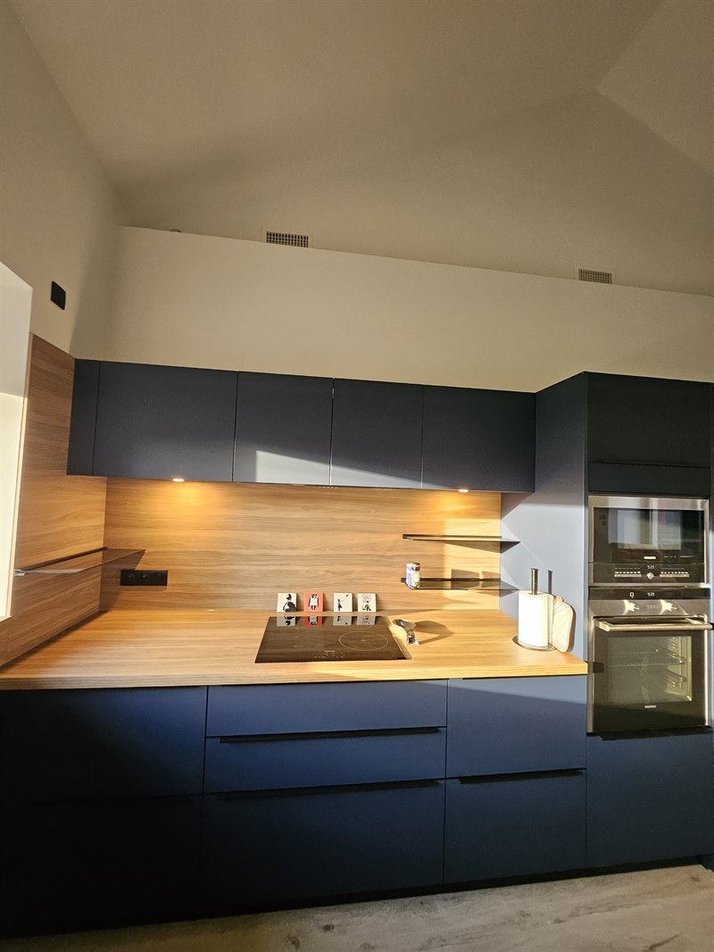 Cuisine spacieuse en L de couleur bleue | Raison Home - 4