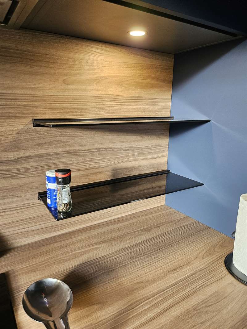 Cuisine spacieuse en L de couleur bleue | Raison Home - 5