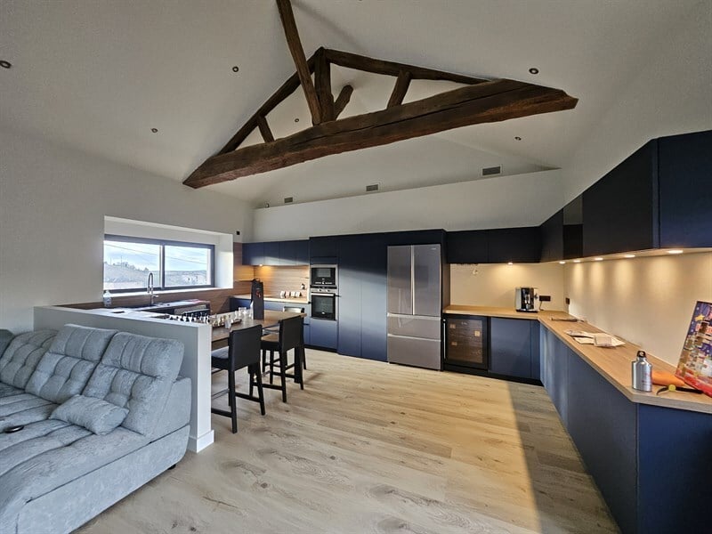 Cuisine spacieuse en L de couleur bleue | Raison Home - 6