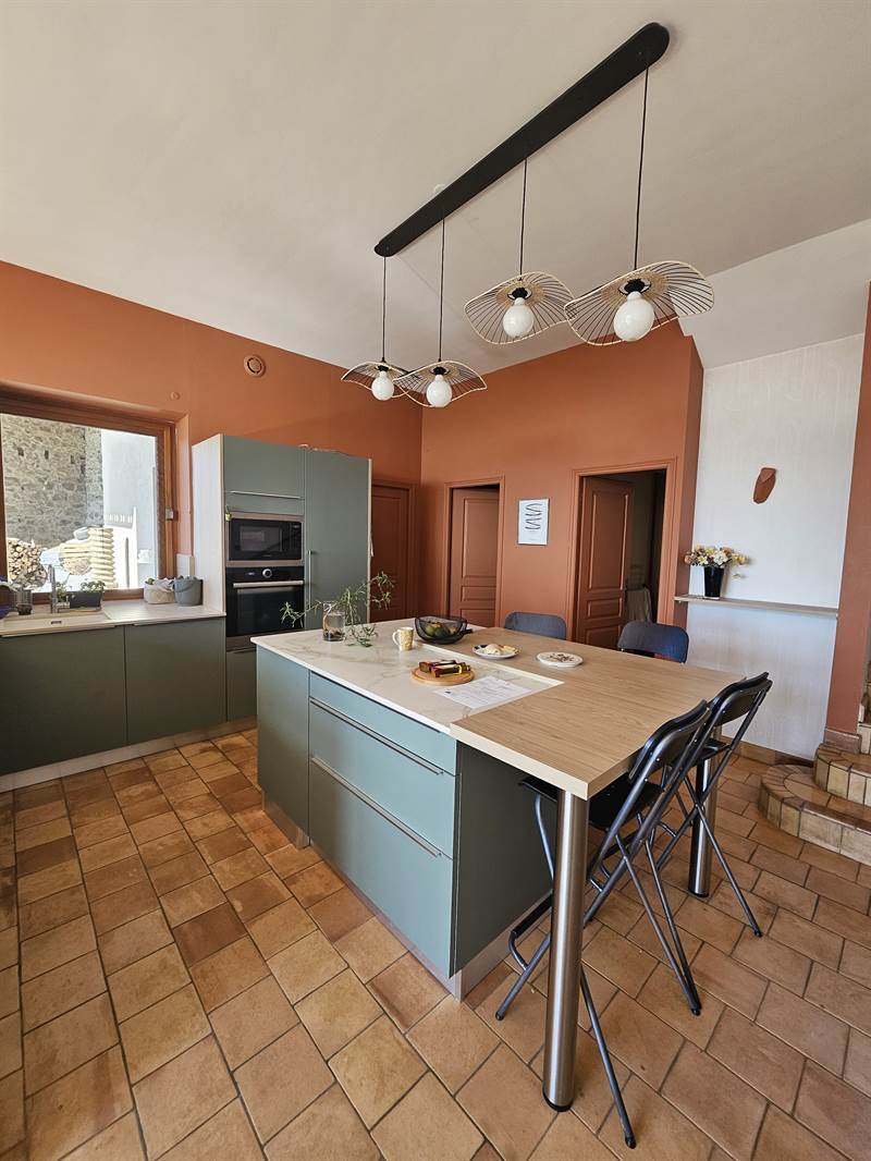 Cuisine ouverte de style moderne vert à Rivolet | Raison Home - 1