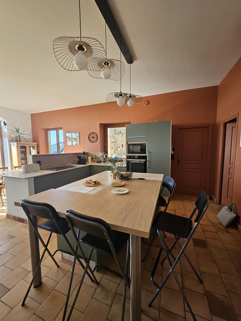 Cuisine ouverte de style moderne vert à Rivolet | Raison Home - 2