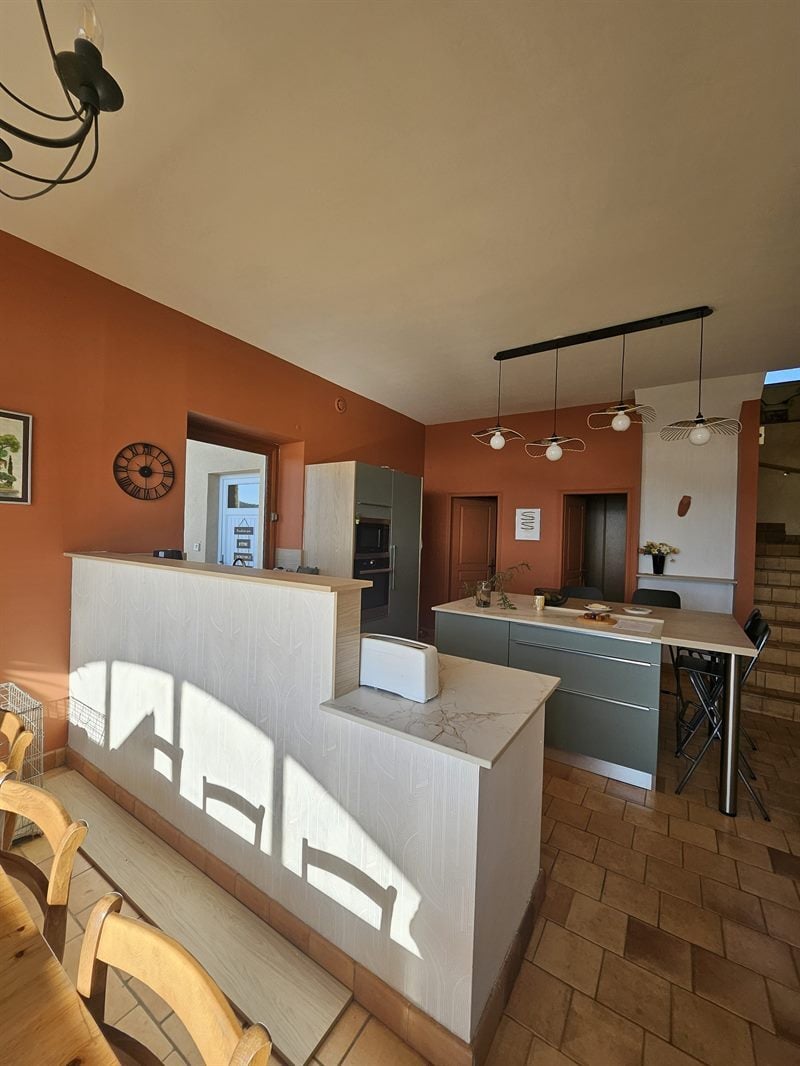 Cuisine ouverte de style moderne vert à Rivolet | Raison Home - 3