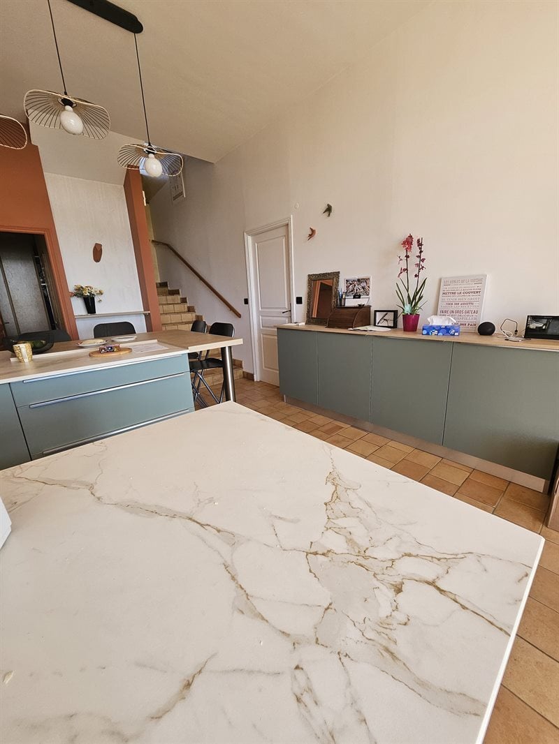 Cuisine ouverte de style moderne vert à Rivolet | Raison Home - 4