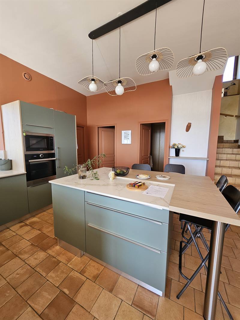 Cuisine ouverte de style moderne vert à Rivolet | Raison Home - 5