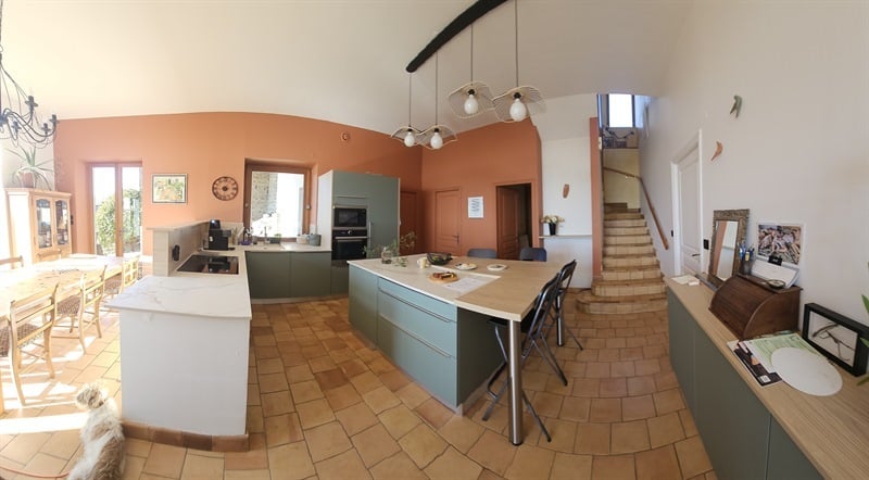 Cuisine ouverte de style moderne vert à Rivolet | Raison Home - 6