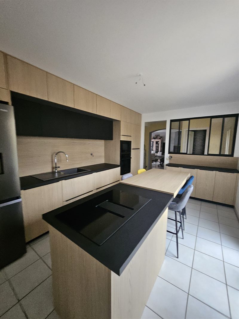 Cuisine fermée de style moderne bois et noir | Raison Home - 1