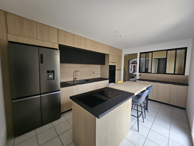 Cuisine fermée de style moderne bois et noir | Raison Home - 2