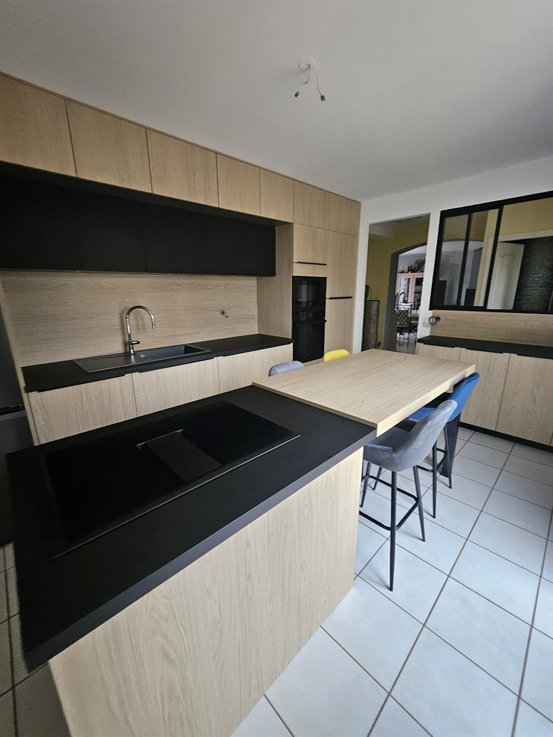 Cuisine fermée de style moderne bois et noir | Raison Home - 3