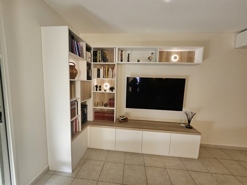 Meuble TV et bibliothèque intégrée de style moderne bois et blanc | Raison Home - 1