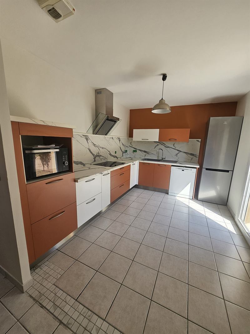 Cuisine moderne blanche et orange 2