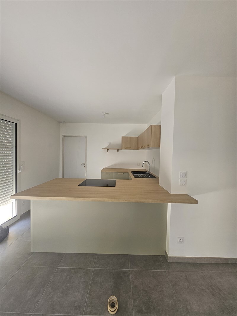 Cuisine ouverte aux tons clairs vert et bois 4