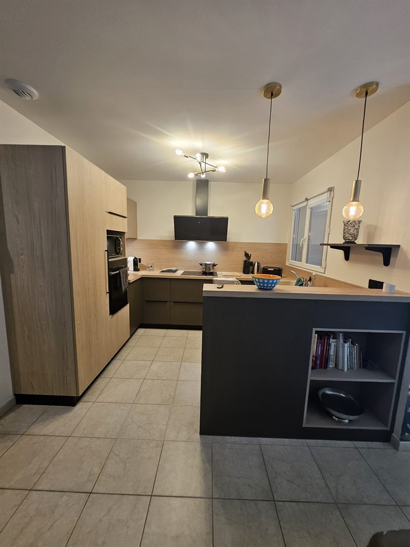 Cuisine ouverte de style moderne marron clair 1