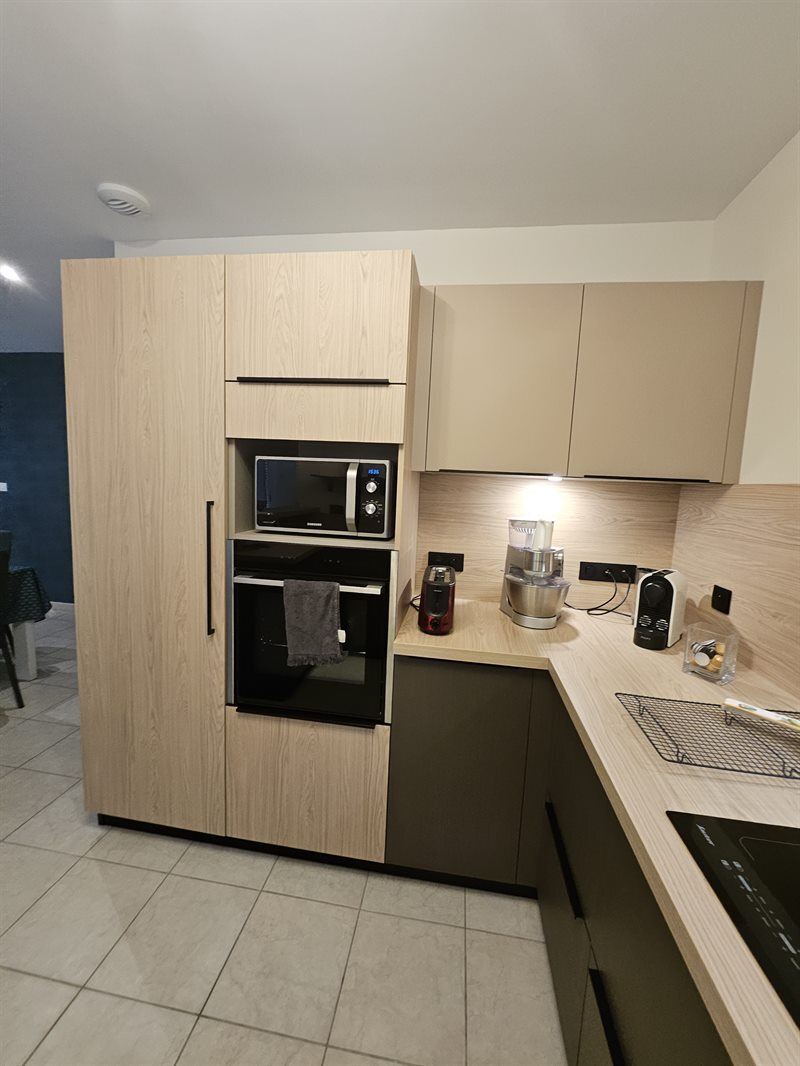 Cuisine ouverte de style moderne marron clair 2