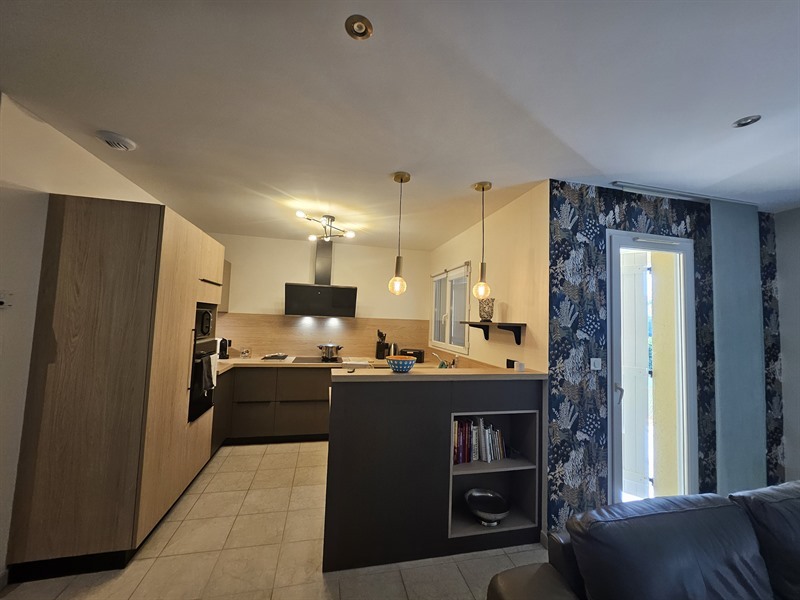 Cuisine ouverte de style moderne marron clair 3