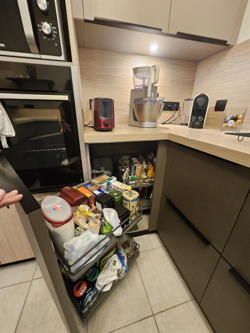 Cuisine ouverte de style moderne marron clair 4