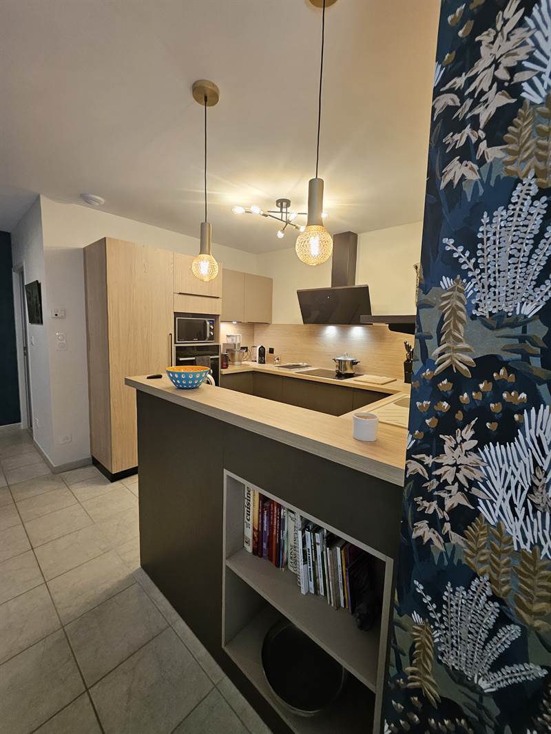 Cuisine ouverte de style moderne marron clair 5