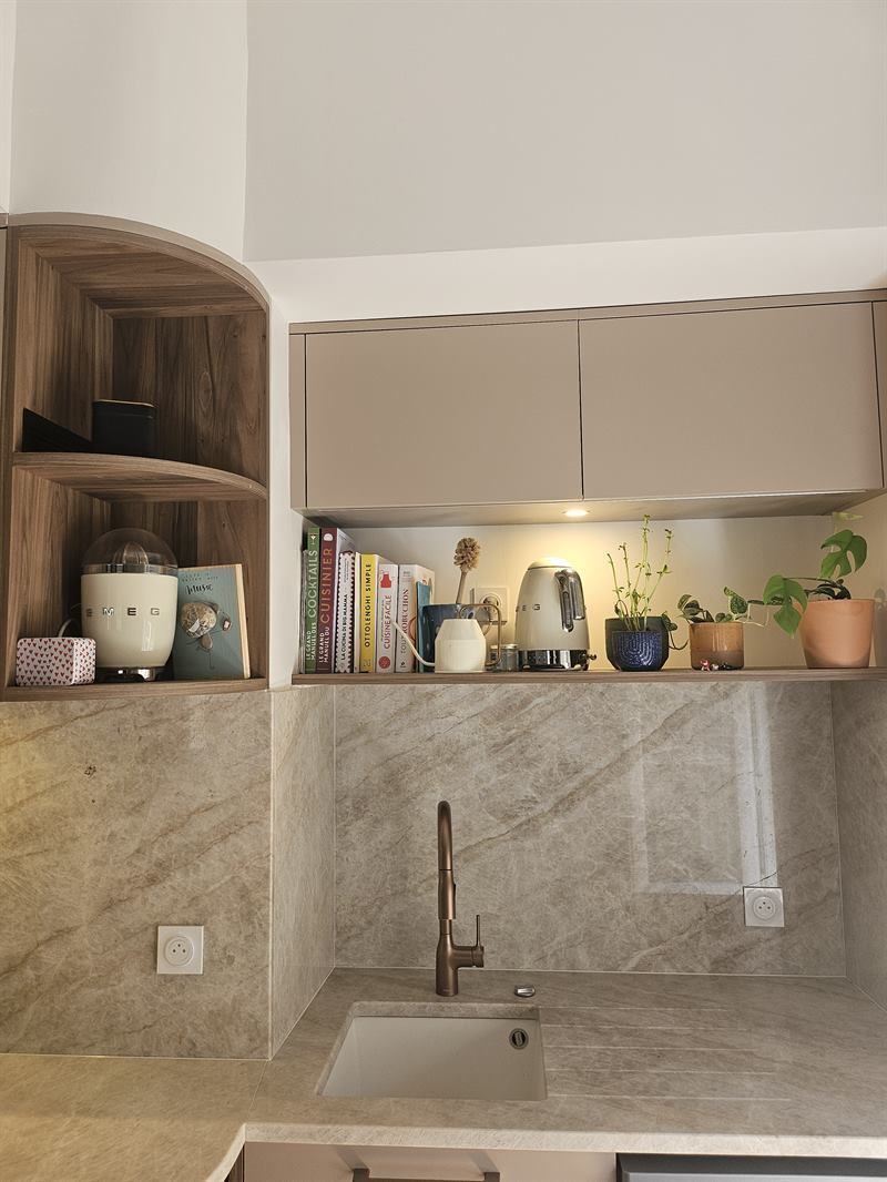 Cuisine ouverte de style moderne beige à Lyon 4