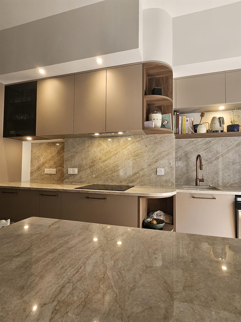 Cuisine ouverte de style moderne beige à Lyon 5