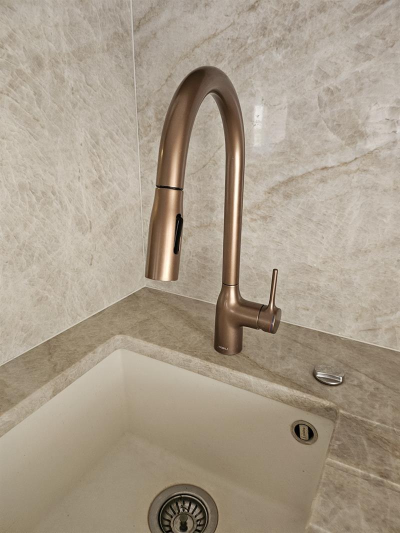 Cuisine ouverte de style moderne beige à Lyon 7