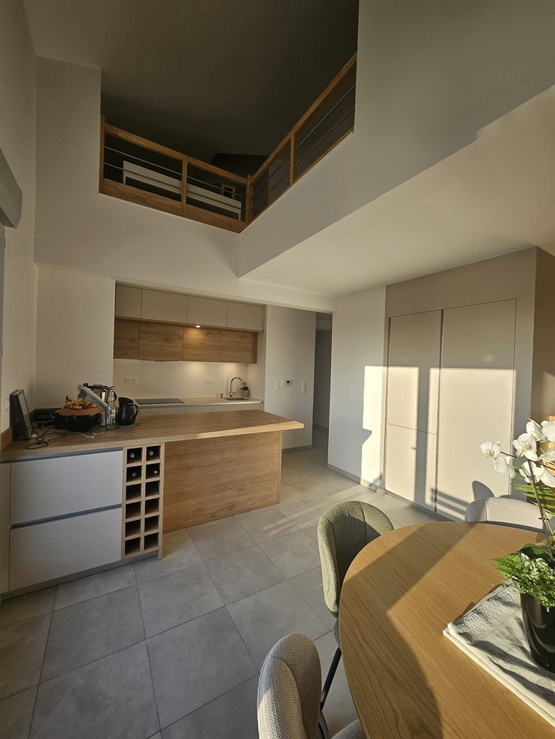 Cuisine ouverte de style moderne bois et beige 1