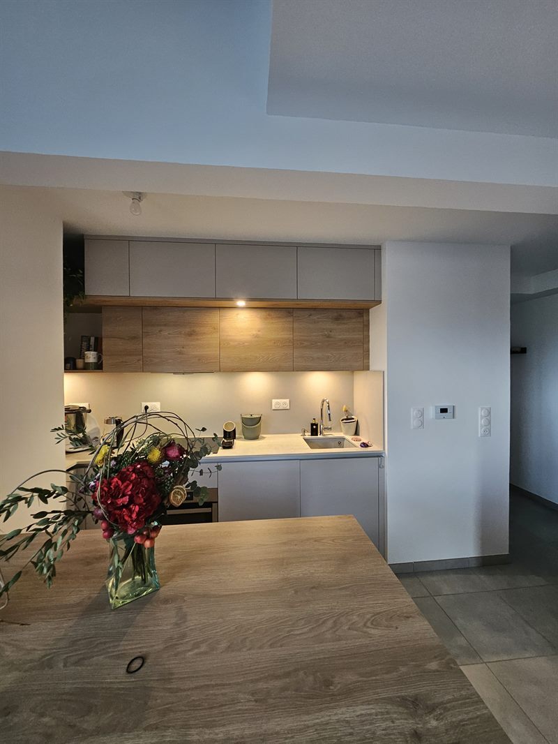 Cuisine ouverte de style moderne bois et beige 4