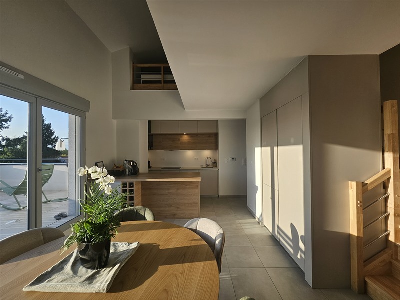 Cuisine ouverte de style moderne bois et beige 6