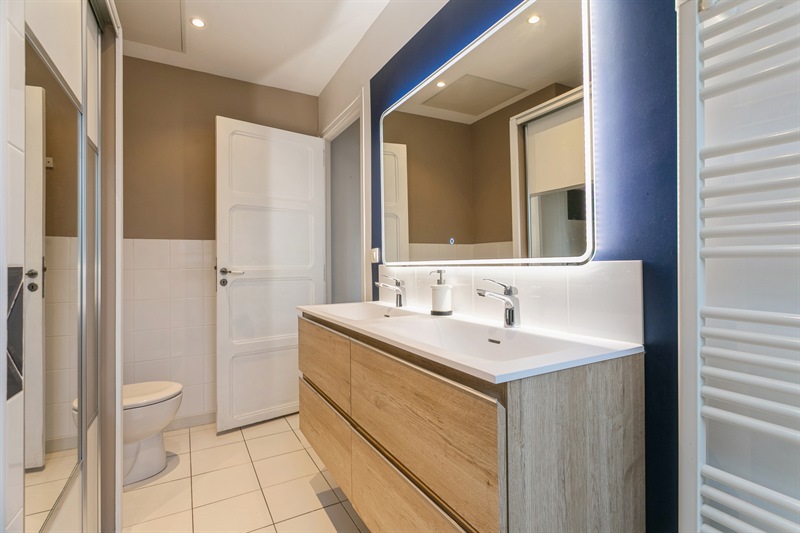 Salle de bains moderne bois et blanc à Saint-Cyr-sur-Loire 1