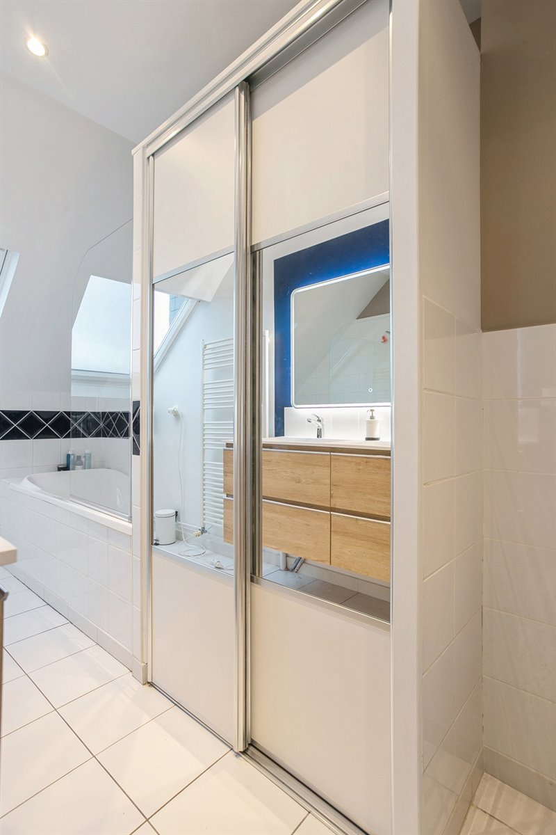 Salle de bains moderne bois et blanc à Saint-Cyr-sur-Loire 3