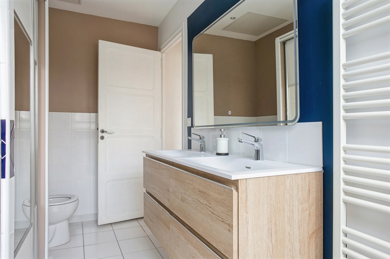 Salle de bains moderne bois et blanc à Saint-Cyr-sur-Loire 5