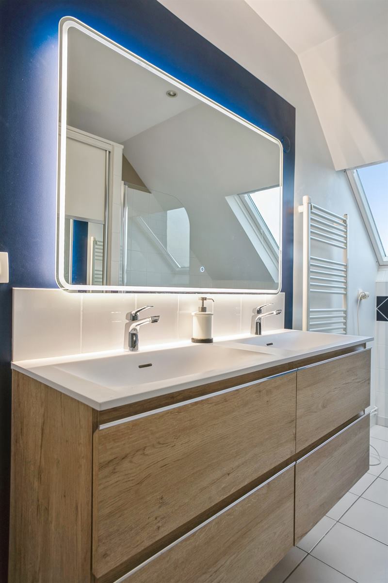 Salle de bains moderne bois et blanc à Saint-Cyr-sur-Loire 7