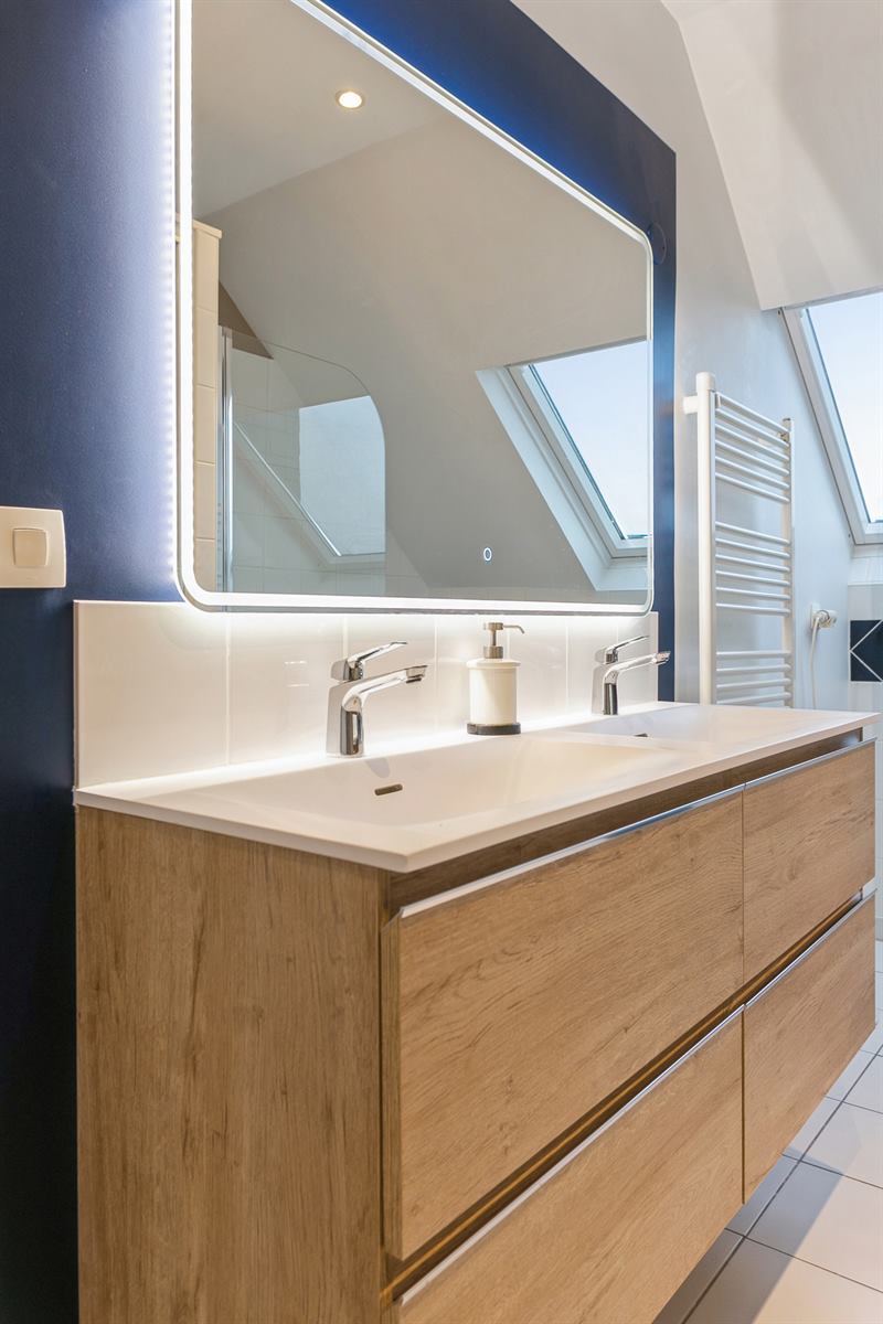 Salle de bains moderne bois et blanc à Saint-Cyr-sur-Loire 9