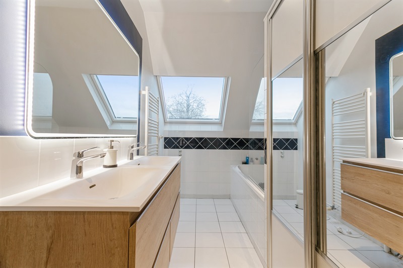 Salle de bains moderne bois et blanc à Saint-Cyr-sur-Loire 10