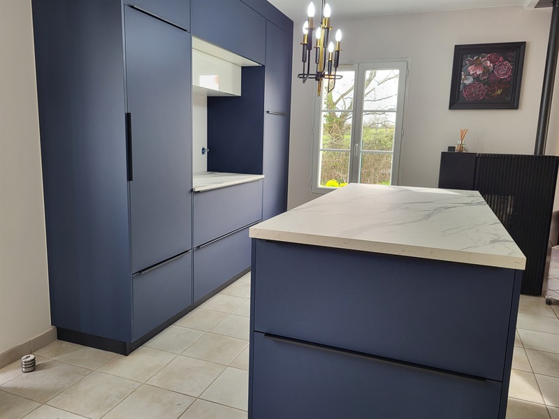 Cuisine ouverte de style moderne bleu marine 4