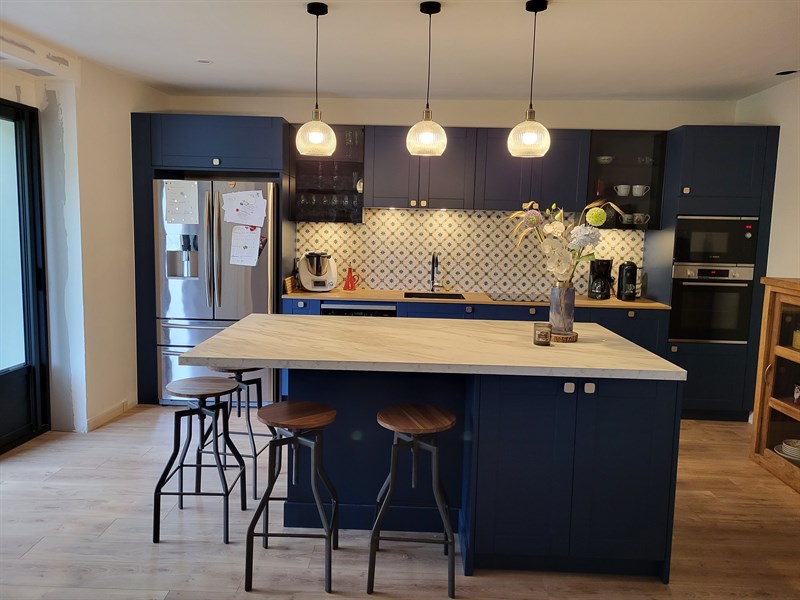 Cuisine moderne avec îlot central bleu marine | Raison Home - 1