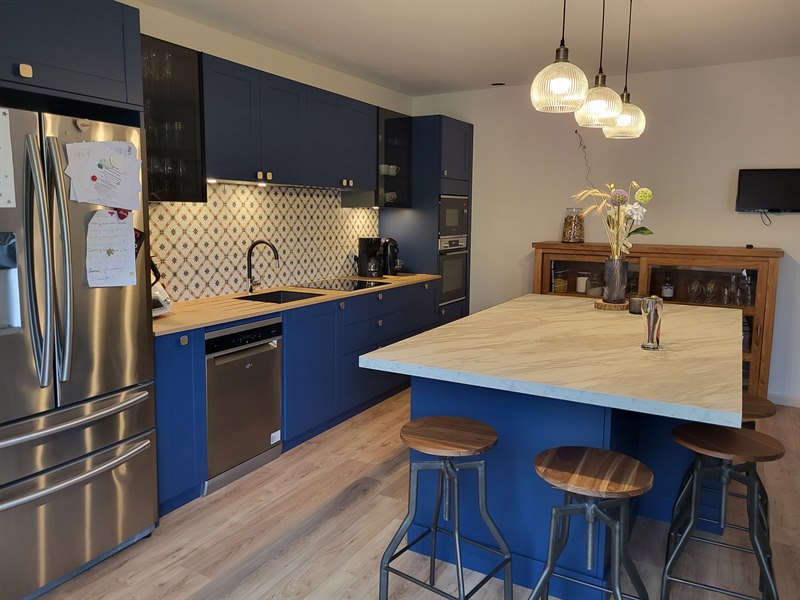 Cuisine moderne avec îlot central bleu marine | Raison Home - 4