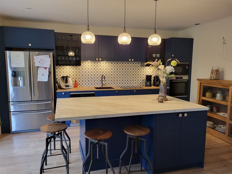 Cuisine moderne avec îlot central bleu marine | Raison Home - 5