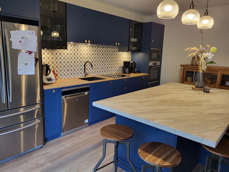 Cuisine moderne avec îlot central bleu marine 8